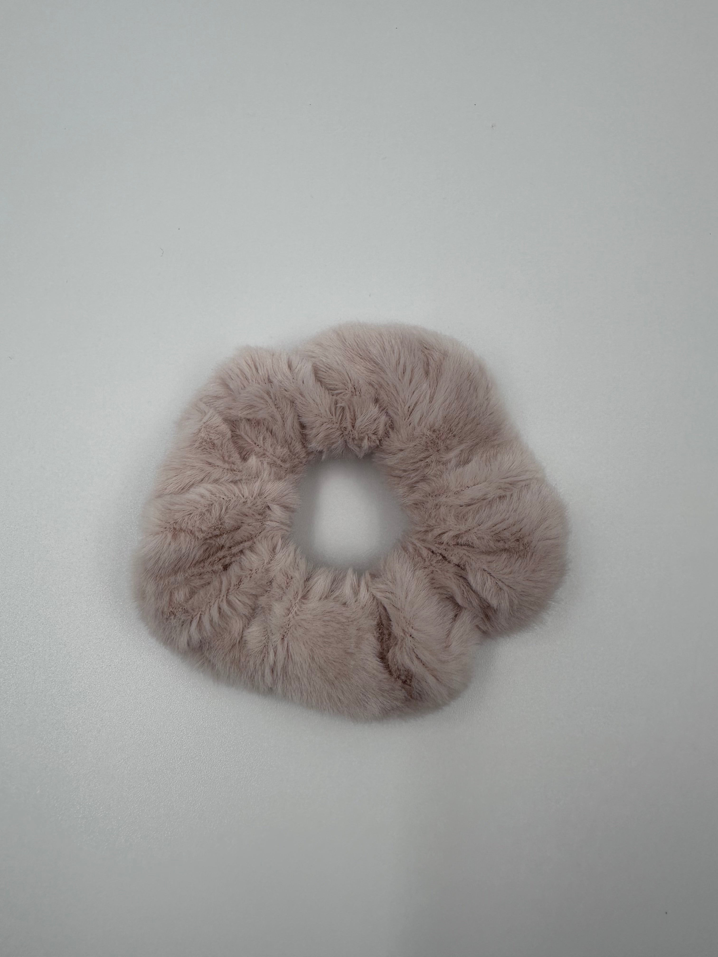 Soft Beige Faux Fur Scrunchie 🤎✨