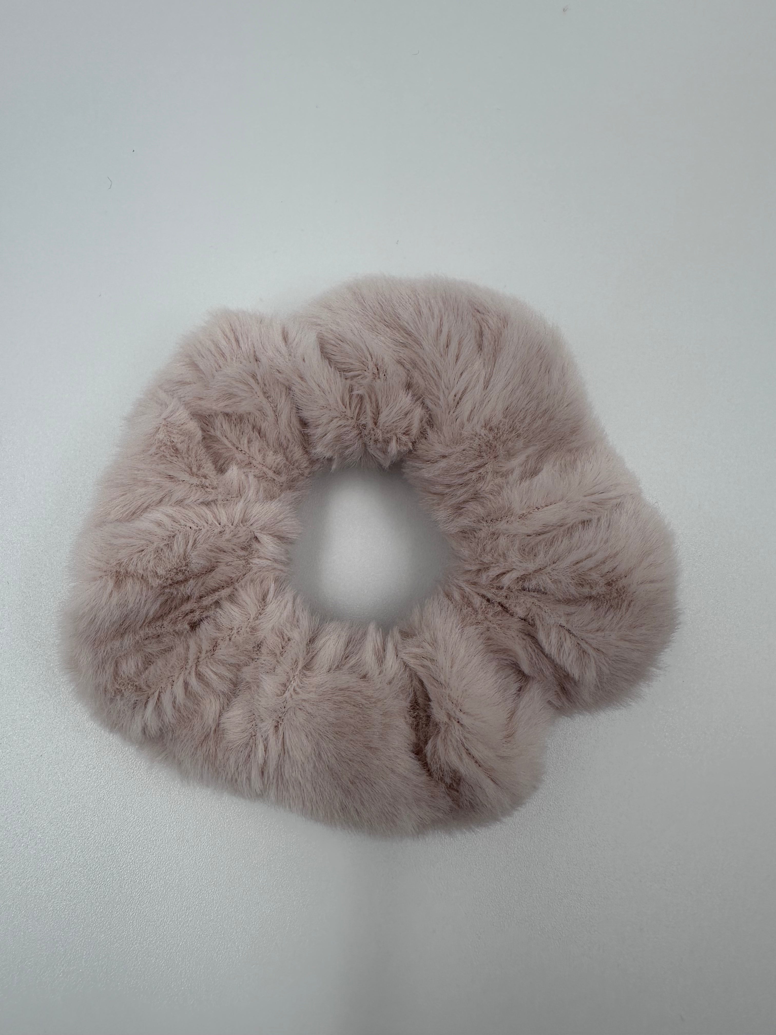 Soft Beige Faux Fur Scrunchie 🤎✨